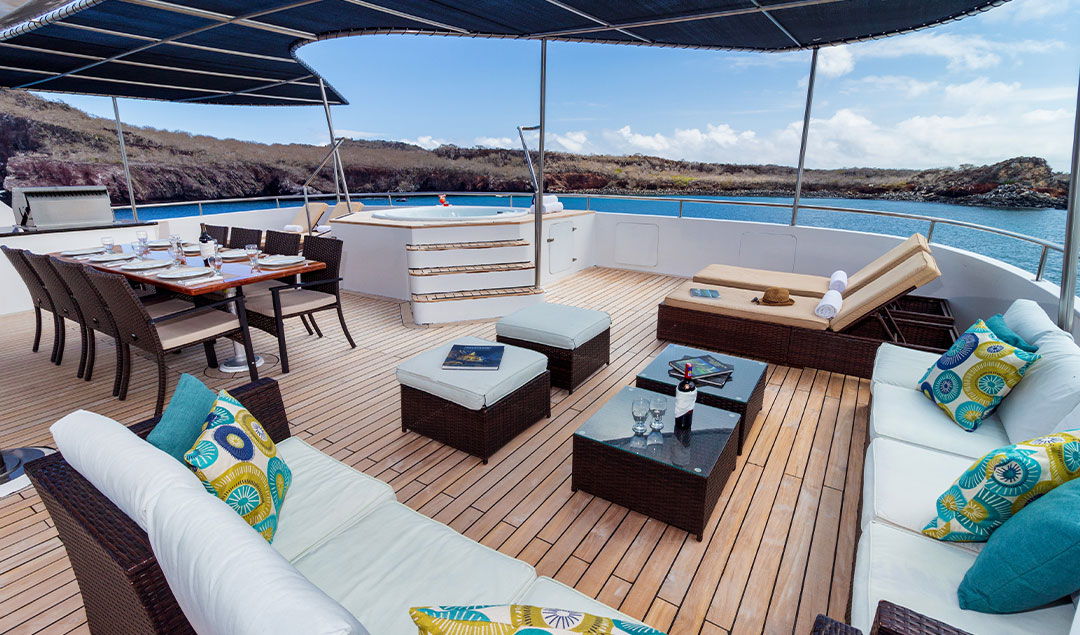 Outdoor lounge - Reina Silvia Voyager