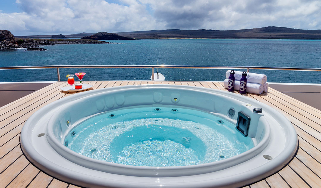 Top deck hot tub - Reina Silvia Voyager